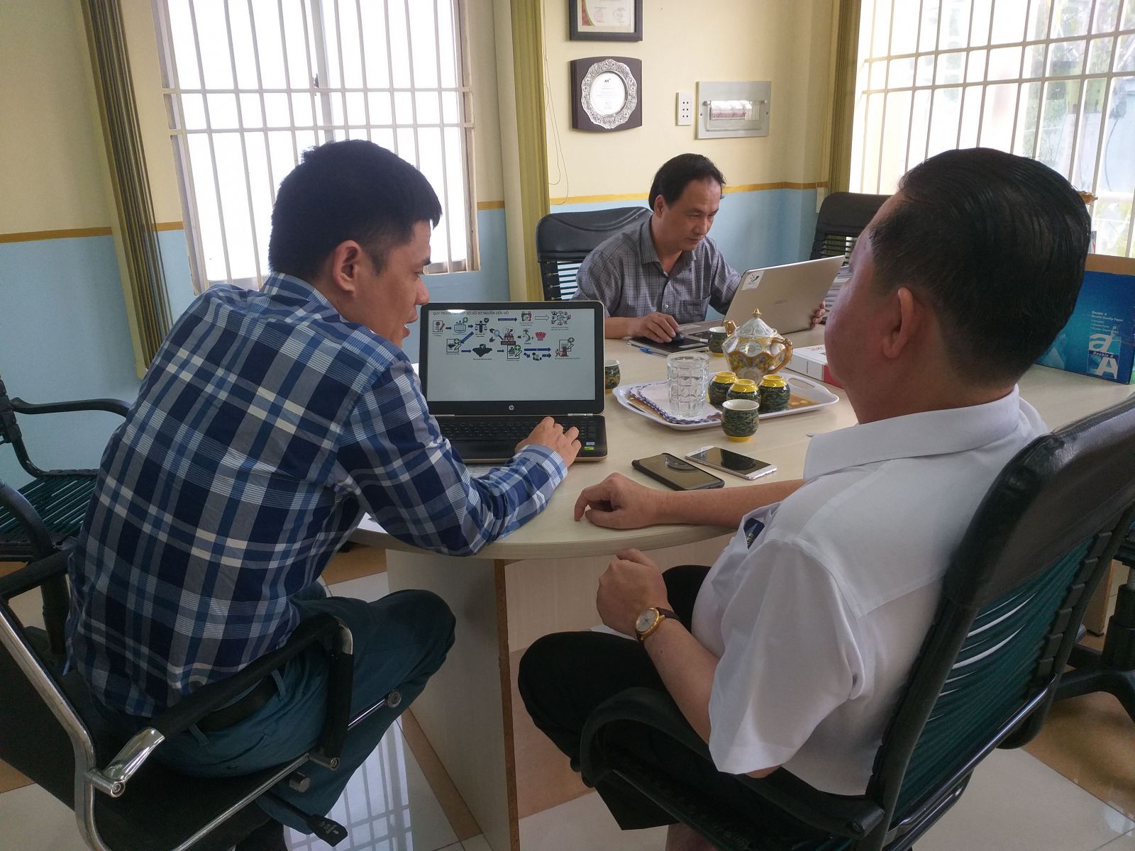 Ông Đào Tiến Dũng - Trưởng ban Quản lý và Phát triển Dự án HAWA-DDS- đang giới thiệu nền tảng hệ thống với Ông Thang Văn Hóa- Chủ tịch hội đồng thành viên Công ty Hào Hưng.