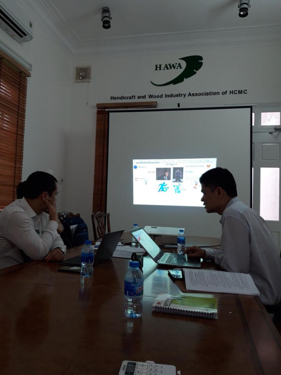 Đại diện CITES-Ông Nguyễn Văn Đoàn (Bên trái) trao đổi các vấn đề cần tham vấn với Đại diện HAWA DDS-Ông Đào Tiến Dũng (Bên phải)